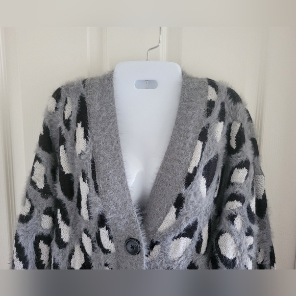 Gabrielle Union | EUC Long Gray Fuzzy Leopard Cozy Button Up Cardigan (SIZE M) - Picture 7 of 15